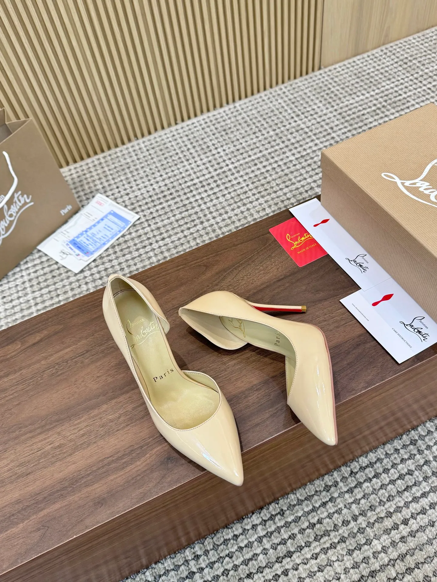💕💕Factory direct selling price p440💕💕 Genuine leather sole +40 shipped all year round💝Christian Louboutin CL👠 "Imported cow patent leather💎Side hollow series" noble and luxurious, real blingbling👟👟 real materials, all customized by the pattern maker, and the materials are made of original customized materials to achieve the taste of the original 5 color options💍 Upper: Imported 👉cow patent leather💪 Lining: Sheepskin foot pad/lining Size: 34-40.41.42 Heel height: two options: 10.5cm and 8.5cm